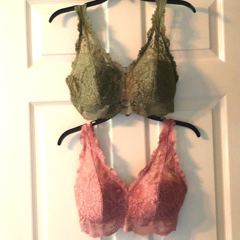 NWOT 2 lacy bras, back hook closure, lightly padded cups, size L